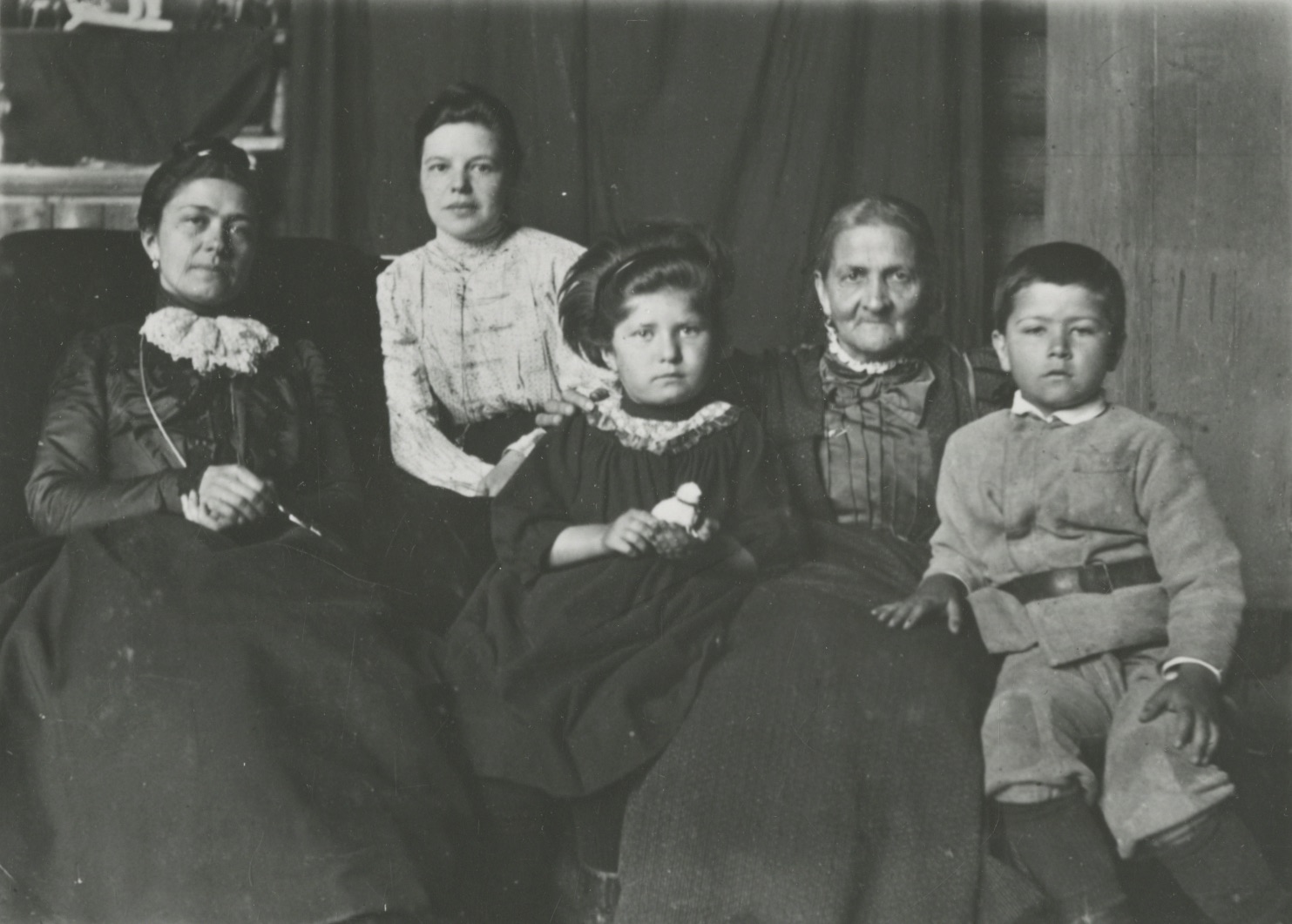 Л. В. Верещагина (слева) с детьми и матерью П. М. Андреевской (2-я справа). Копия. 